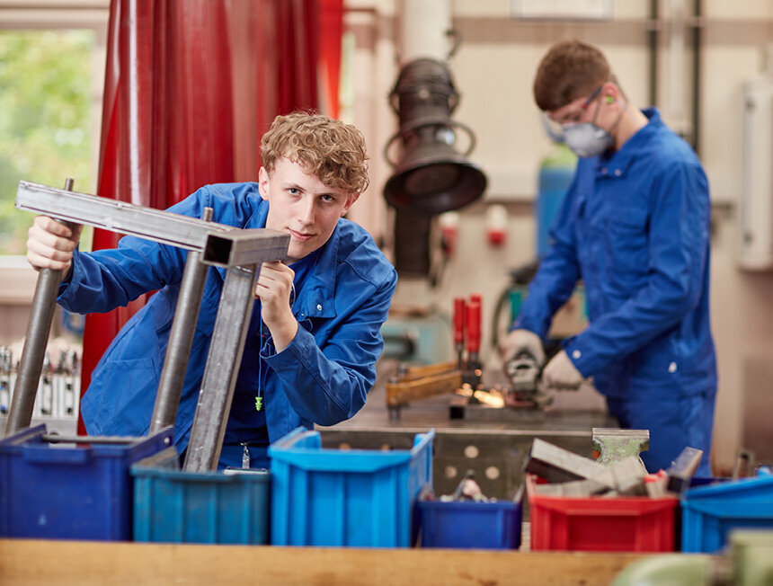 Zwei Praktikanten in der Werkstatt