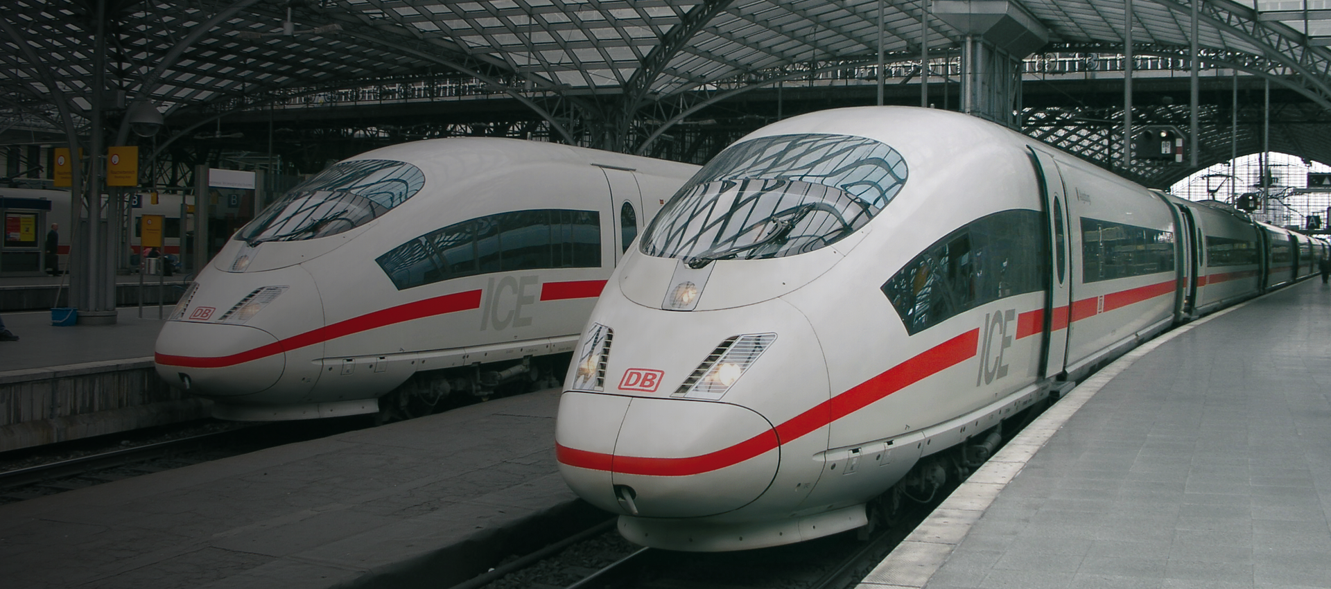 Zwei ICE-Hochgeschwindigkeitszüge im Bahnhof.